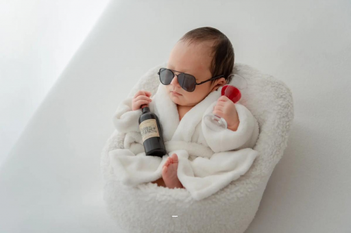 深圳满月宝宝趴着睡 深圳满月宝宝趴着睡